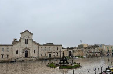 Giovinazzo, la piazza &egrave; sott&rsquo;acqua dopo il maltempo. Il sindaco: &laquo;Nessuna criticit&agrave; grave, ma serve prudenza&raquo;