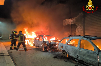 Una terribile notte di roghi a Veglie e ad Aradeo: bruciati escavatori, ristorante e un&rsquo;auto