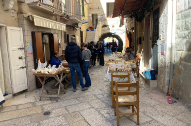 Bari, in strada Arco Basso nella citt&agrave; vecchia sparisce un&rsquo;edicola storica: &egrave; giallo