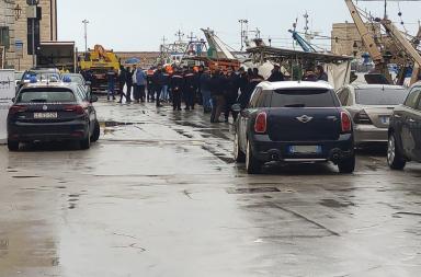 Trani, sequestrate le bancarelle del pesce abusive sulla banchina del porto: «Usavano acqua di mare contaminata» Trani, sequestrate le bancarelle del pesce abusive sulla banchina del porto: «Usavano acqua di mare contaminata»