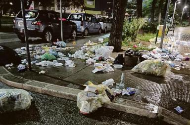 Rifiuti sparsi in giro e palazzo imbrattato, a Barletta, il nuovo «gioco» dei vandali Rifiuti sparsi in giro e palazzo imbrattato, a Barletta, il nuovo «gioco» dei vandali