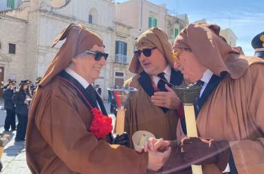 Il maestro Riccardo Muti vestito da confratello alla processione dei Misteri di Molfetta
