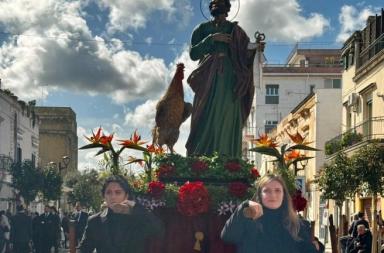 Due donne portatrici di una statua dei Misteri a Valenzano