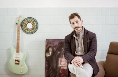 &laquo;Monografia&raquo;: Mela Indie firma un esordio viscerale e fuori dal tempo tra confessione, poesia e arrangiamenti d&rsquo;autore