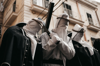 Taranto, una notte di fede e sacrificio: una folla oceanica ai piedi dell’Addolorata anche con pioggia e freddo Taranto, una notte di fede e sacrificio: una folla oceanica ai piedi dell’Addolorata anche con pioggia e freddo