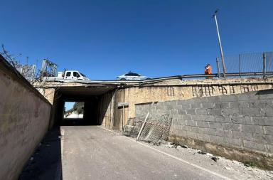 Bari, 63enne ha un malore a bordo e sfonda il guardrail sul ponte: cadono calcinacci giù in strada, lunghe code sulla statale Bari, 63enne ha un malore a bordo e sfonda il guardrail sul ponte: cadono calcinacci giù in strada, lunghe code sulla statale