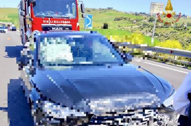 Incidente sulla SS7 all'altezza dell'incrocio di Matera Sud : 4 auto e 12 persone coinvolte nel sinistro Incidente sulla SS7 all'altezza dell'incrocio di Matera Sud : 4 auto e 12 persone coinvolte nel sinistro