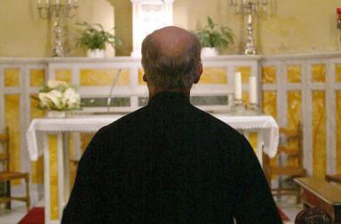 Marina di Ginosa, chiede soldi a un prete e poi lo aggredisce per rapinarlo: arrestato 62enne