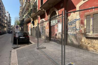 Bari, in via Abbrescia un pezzo di marciapiede torna libero: ma resta una recinzione abusiva