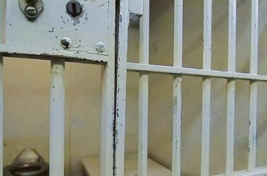 Bitonto, lancia sassi contro i genitori e li minaccia con il bastone: 33enne in carcere dopo anni di violenze