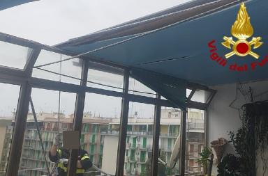 La furia del vento fa volare pannelli nel campus universitario di Bari: evacuati gli edifici. Tetti, cartelli e alberi divelti in citt&agrave;