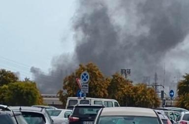 Veraleaks denuncia: &laquo;Grossa nube nera dopo incendio nell'area impianti dell'ex Ilva a Taranto&raquo;. L'azienda: &laquo;Questione fisiologica&raquo;