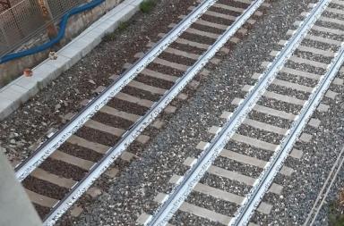 Donna investita da un treno, circolazione rallentata sull'Adriatica: convogli fermi, si viaggia su binario unico