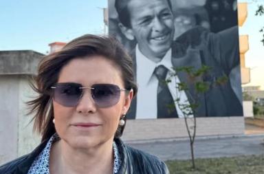Manfredonia, Bianca Berlinguer posa davanti al murale dedicato al padre Enrico: &laquo;Grazie&raquo;