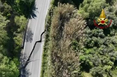 La frana di Petacciato vista dal drone, bloccata l'autostrada A14 con code fino a 13 chilometri e la ferrovia Adriatica VIDEO