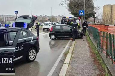 Foggia, auto finisce fuori strada e si ribalta: due 50enni in codice rosso VIDEO Foggia, auto finisce fuori strada e si ribalta: due 50enni in codice rosso VIDEO