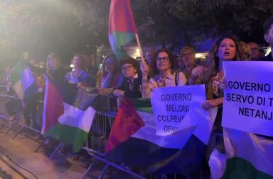 Cartelloni, fischi e bandiere della Palestina: contestazione contro Bocchino e Meloni al Libro Possibile