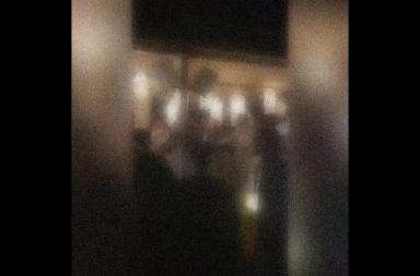 Trani, rissa in un locale sul mare nella notte di Pasqua: volano pugni e schiaffi tra giovani VIDEO Trani, rissa in un locale sul mare nella notte di Pasqua: volano pugni e schiaffi tra giovani VIDEO