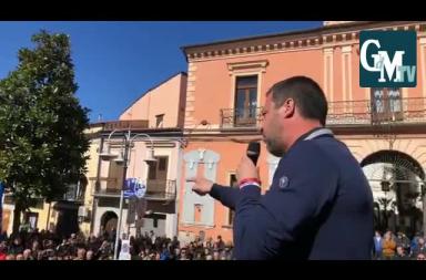 Melfi, Salvini a contestatori: &laquo;Siete 10 sfigati, partigiani si rivolterebbero nella tomba&raquo;