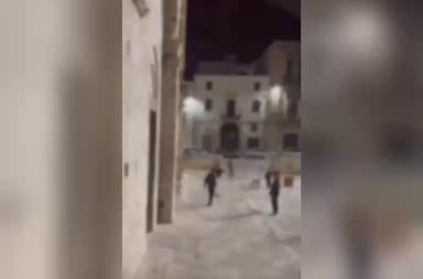Bitonto, atti vandalici in piazza Cattedrale: minorenni lanciano un casco contro la facciata della chiesa VIDEO