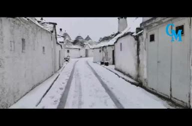 La neve anche sui trulli di Alberobello