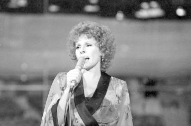 Ornella Vanoni, una vita senza fine: ecco &laquo;Vincente o perdente&raquo;