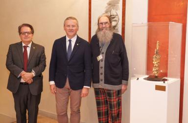 Comunicato Stampa: CRV - Gianmaria Potenza dona al Consiglio regionale del Veneto l'opera scultorea "Grappolo d'uva"