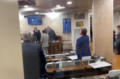 Basilicata, rissa e spintoni durante il consiglio regionale per i vitalizi tra Chiorazzo e Latronico Basilicata, rissa e spintoni durante il consiglio regionale per i vitalizi tra Chiorazzo e Latronico