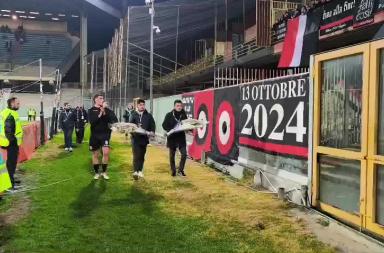 I nuovi presidenti del Foggia Calcio omaggiano i 4 giovanissimi tifosi morti in un incidente con dei fiori I nuovi presidenti del Foggia Calcio omaggiano i 4 giovanissimi tifosi morti in un incidente con dei fiori