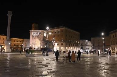 Lecce, luci spente per protesta in piazza Sant'Oronzo