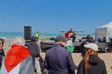 Bari si mobilita per la Global Sumud Flotilla: fino a mezzanotte musica e parole a Pane e Pomodoro VIDEO Bari si mobilita per la Global Sumud Flotilla: fino a mezzanotte musica e parole a Pane e Pomodoro VIDEO