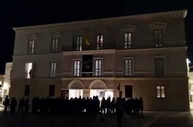 La pietra si fa luce: restaurata e illuminata la facciata di Palazzo Lodispoto a Trani