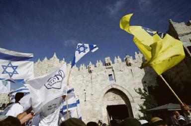 Gerusalemme incandescente per la Danza delle bandiere