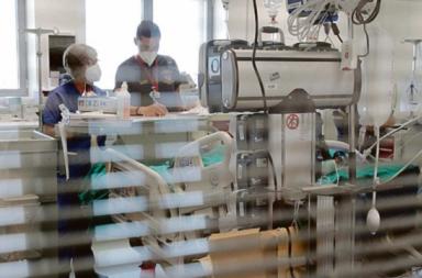 Boom contagi Covid, negli ospedali pugliesi tornano le mascherine &laquo;anche per i visitatori&raquo;