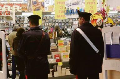 Tornano i furti per fame nei supermercati a Bari: ma c&rsquo;&egrave; anche chi mette il parmigiano nella Vuitton