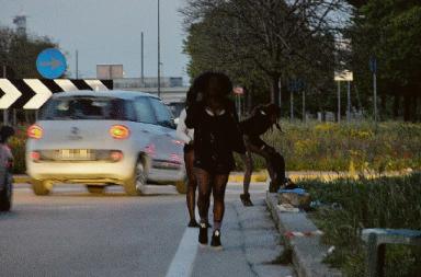 Prostituzione a Bari, una &laquo;normalit&agrave;&raquo; tra i marciapiedi del San Nicola. La storia di Claudia: &laquo;In strada dopo il licenziamento&raquo;