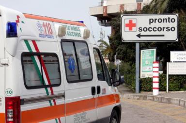 Massacrato di botte e denudato: &egrave; giallo tra i vicoli dell&rsquo;&laquo;isola&raquo; di Taranto