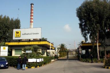 Taranto, alt alla raffineria: &laquo;Riduca subito le emissioni&raquo;