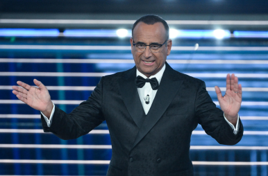 Sanremo, &egrave; la serata finale: Conti inizia con un pensiero sulla guerra, l'indiscrezione dell'annuncio di una conduzione De Martino-Clerici per il 2027