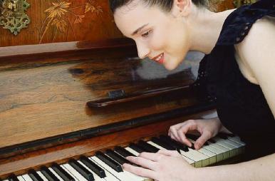 Tra elettronica e piano, Frida cresce e cambia sonorit&agrave;: a Taranto in scena con il vibrafonista Mark Glentworth