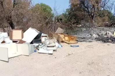 Bari, la strada La Grava una discarica a cielo aperto