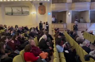 Bari, D'Alema contestato da studenti al Kursaal: «Dovremmo fare un'iniziativa per ripulirgli la faccia»