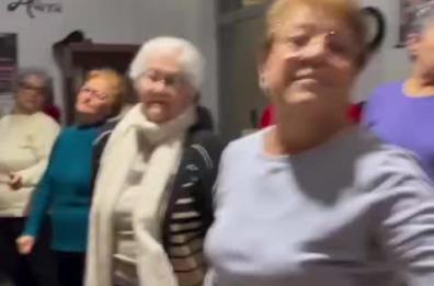 Le nonne di Ostuni tornano a ballare: nuova coreografia su  &laquo;Per sempre s&igrave;&raquo;  di Sal Da Vinci   VIDEO