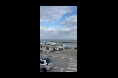 Torre a Mare, barca arenata nel porticciolo. L'appello: «Urge il dragaggio»