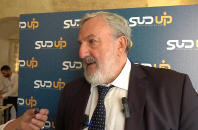 Emiliano a Lecce ringrazia Delli Noci: «Dalla platea due minuti di applausi» 