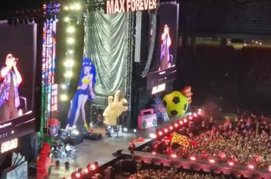 Bari, il San Nicola canta insieme a Max Pezzali: «Hit immortali, è un concerto liberatorio»