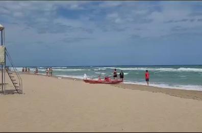 Lesina, turisti in acqua nonostante la bandiera rossa: interviene la polizia