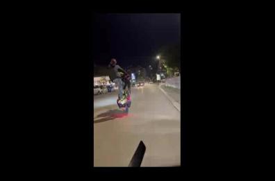 Impenna con la moto seminando il terrore a Foggia, e deride i carabinieri: il video è virale