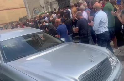 Gioia, l'ultimo saluto a Patrizia Nettis: all'uscita del feretro un lungo applauso