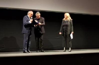 Da Venezia al Bifest, Alberto Barbera sul palco del Petruzzelli: «Lasciarsi andare alla curiosità nel nome del cinema»